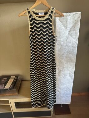 Old Navy Black and Cream Sleeveless Wave Knit Maxi Dress